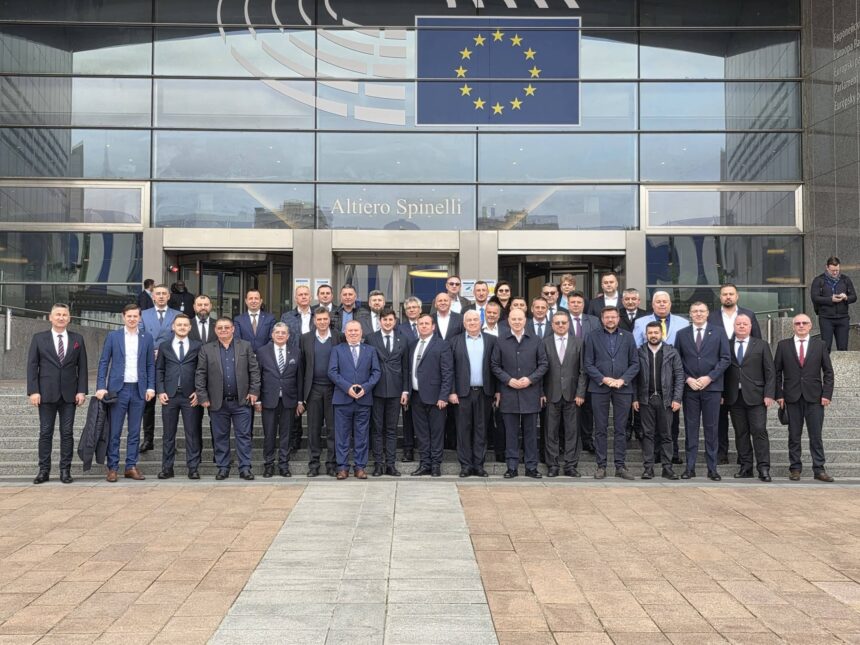 peste 50 de liberali au plecat la bruxelles seful lor refuza sa spuna pe banii cui 69bde5bccf520