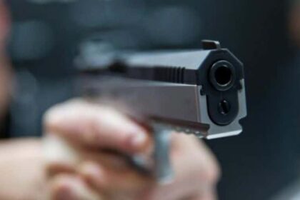 politistii au perchezitionat locuinta unui adolescent de 15 ani care a tras cu un pistol in parcarea unui centru comercial din craiova 69aaae92743b8