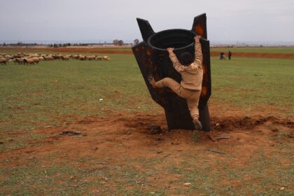 racheta iraniana prabusita in siria transformata in loc de joaca un copil escaladeaza proiectilul imaginea a facut inconjurul lumii foto 69a95e881d4af