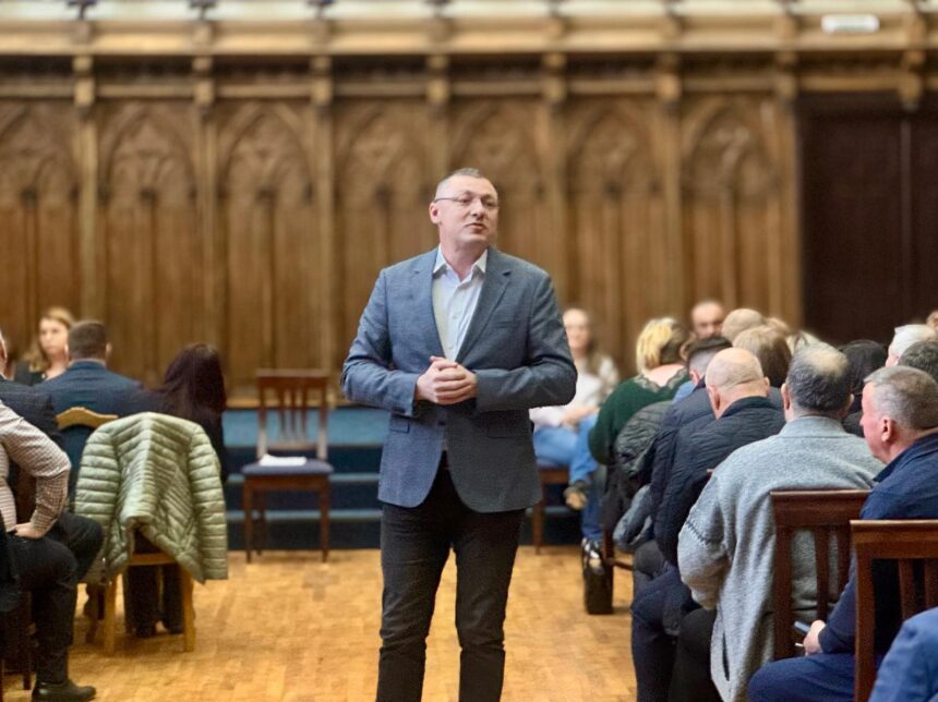 reorganizari cu reduceri de posturi in comunele judetului intalnire la palatul culturii prefectul clarifica regulile din ordonanta primarii explica temerile lor 69c33b88701cc