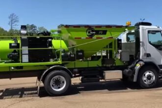 revolutie in infrastructura da nu in romania masina care astupa gropile in 2 minute cu un singur operator 69a7422282a06