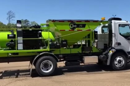 revolutie in infrastructura da nu in romania masina care astupa gropile in 2 minute cu un singur operator 69a7422282a06