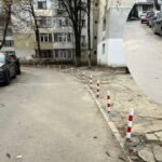scandal pe o strada din tatarasi dupa ce primaria iasi a montat stalpi de delimitare soferii au rabufnit dupa ce au ramas fara locuri de parcare si cale de acces 69b74b5c6f4aa