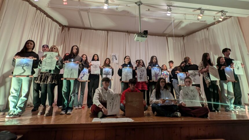 scena teatrului luceafarul din iasi cucerita de elevi incepe festivalul hai la teatru 69b217e28cc9b