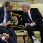 scene incredibile in biroul oval trump glumeste despre lovirea germaniei merz ramane impasibil video 69a848b5bc723