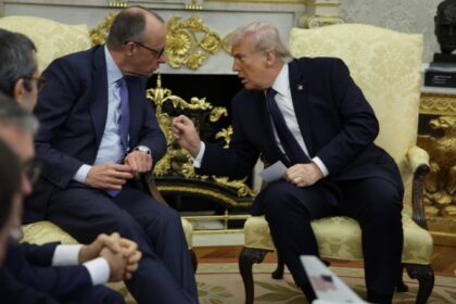 scene incredibile in biroul oval trump glumeste despre lovirea germaniei merz ramane impasibil video 69a848b5bc723