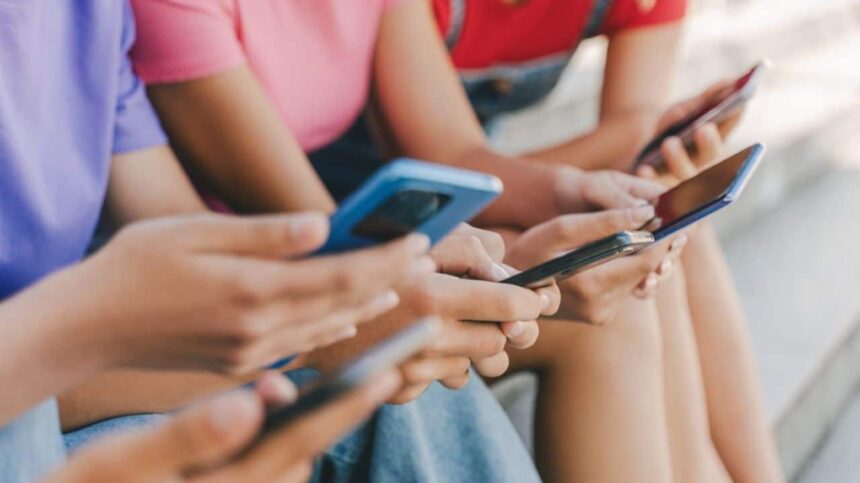 sondaj inscop peste 80 dintre romani sustin o varsta minima pentru social media varsta de 16 ani pragul favorit 69c110fd015a2