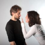 sotul a rupt oglinda si a taiat cauciucurile masinii sotiei cu care se afla in divort barbatul acuzat in instanta am umflat cauciucurile la loc ce au decis judecatorii 69ae236759875