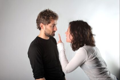 sotul a rupt oglinda si a taiat cauciucurile masinii sotiei cu care se afla in divort barbatul acuzat in instanta am umflat cauciucurile la loc ce au decis judecatorii 69ae236759875