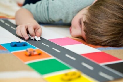 sunt copii cu autism care merg la scoala normala fara insotitor si au rezultate foarte bune cu cat ajung mai repede la terapeut cu atat mai bine ce spune un terapeut iesean 69af7f6ae50bb