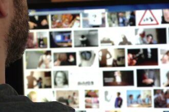 tanar arestat pentru pornografie infantila a convins o minora si ii trimita poze indecente si apoi a santajat o 69c80af17821f