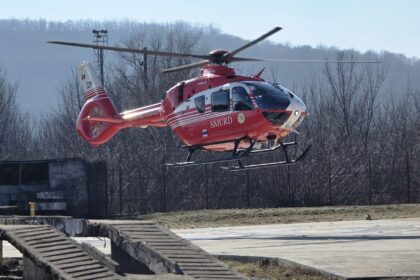 tanar din focuri gasit cu multiple plagi taiate inclusiv pe fata preluat cu elicopterul smurd 69bff32c2bb27