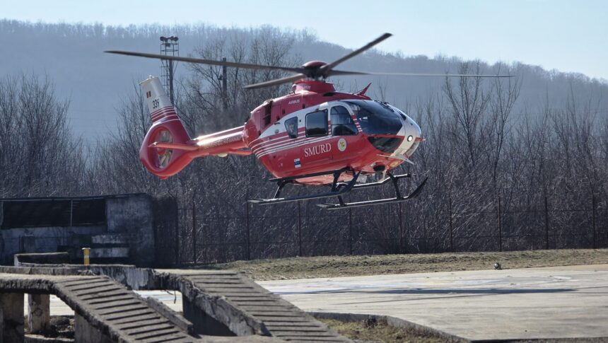 tanar din focuri gasit cu multiple plagi taiate inclusiv pe fata preluat cu elicopterul smurd 69bff32c2bb27