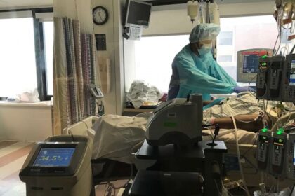 temperaturile ridicate nu ne feresc de hipotermii doi ieseni la upu cu o temperatura corporala de doar 25 de grade alcool in exces si o noaptea pe strada 69a7931a5efc1