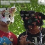 tineri deghizati in animale merg in patru labe pe strazi ei se identifica cu pisici caini si vulpi 69a40488df93e