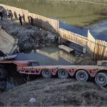 trafic blocat pe pe dn 7 in judetul valcea un sofer este grav ranit dupa ce camionul sau a aterizat intr un sant 69a4612259eaa