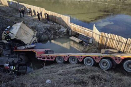 trafic blocat pe pe dn 7 in judetul valcea un sofer este grav ranit dupa ce camionul sau a aterizat intr un sant 69a4612259eaa