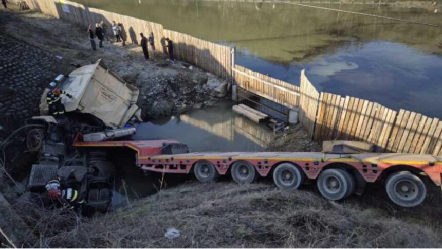 trafic blocat pe pe dn 7 in judetul valcea un sofer este grav ranit dupa ce camionul sau a aterizat intr un sant 69a4612259eaa