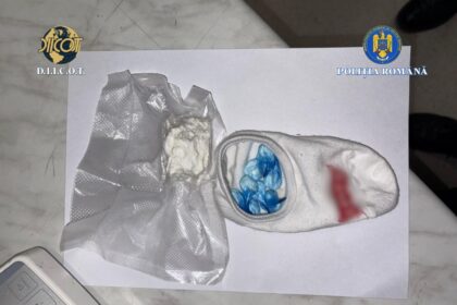 traficant prins in flagrant cu droguri in soseta 69baa0f8bc674