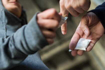 traficantii de droguri ce vindeau direct in curtea scolilor iesene primesc pedepse mai blande argumentul instantei sunt tineri se pot indrepta 69c87ddd38cb8