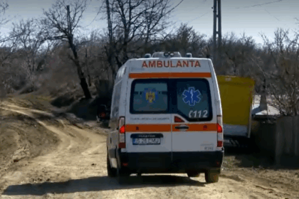 tragedie intr o comuna din iasi un nou nascut a murit pentru ca ambulanta a ramas blocata in noroi 69ac6de599015