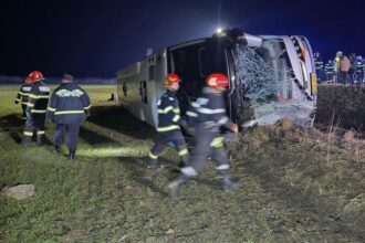 un autocar din r moldova s a rasturnat in judetul galati un pasager a murit si alti 14 au fost raniti 69be58f53b5b2