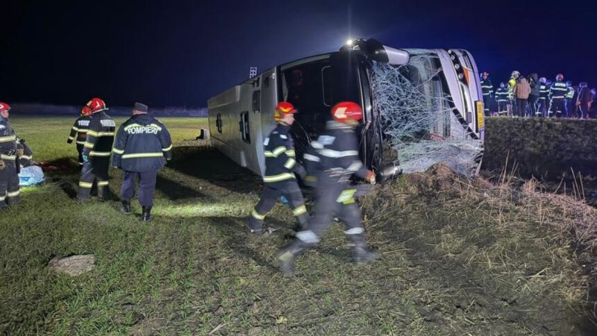 un autocar din r moldova s a rasturnat in judetul galati un pasager a murit si alti 14 au fost raniti 69be58f53b5b2