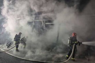 un autotren care transporta aparatura fitness a ars complet pe autostrada a1 69afe303cf1be