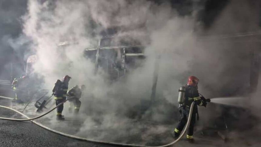 un autotren care transporta aparatura fitness a ars complet pe autostrada a1 69afe303cf1be