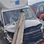 un barbat a scapat ca prin minune dupa ce a intrat cu autoutilitara intr un gard parbrizul fiind strapuns de stinghii in judetul neamt 69c5bfe50f15e