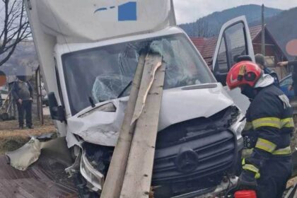 un barbat a scapat ca prin minune dupa ce a intrat cu autoutilitara intr un gard parbrizul fiind strapuns de stinghii in judetul neamt 69c5bfe50f15e