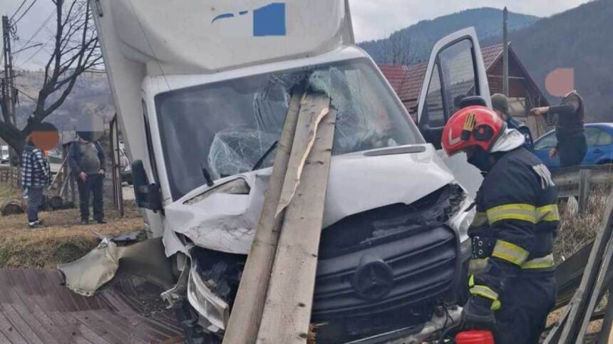 un barbat a scapat ca prin minune dupa ce a intrat cu autoutilitara intr un gard parbrizul fiind strapuns de stinghii in judetul neamt 69c5bfe50f15e