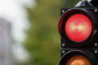 un barbat urmarit international si doua hoate prinsi de politistii clujeni dupa ce autovehiculul in care se aflau a trecut pe rosu la semafor 69b6eb0464b5e