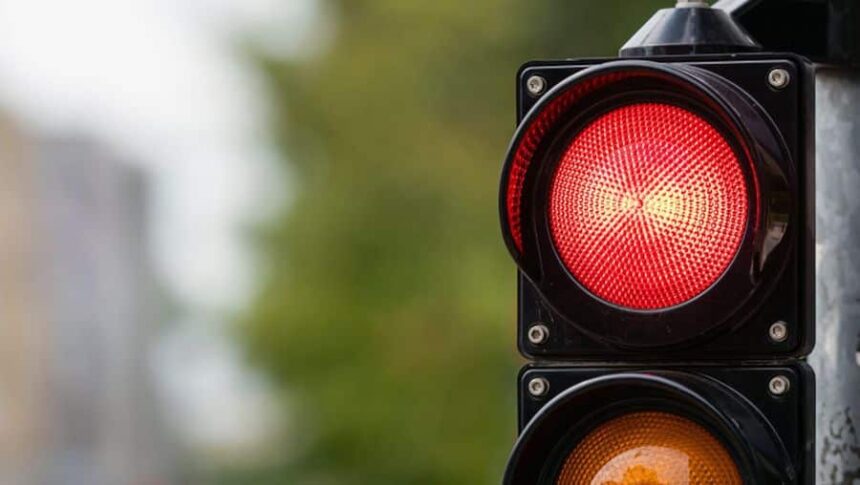 un barbat urmarit international si doua hoate prinsi de politistii clujeni dupa ce autovehiculul in care se aflau a trecut pe rosu la semafor 69b6eb0464b5e