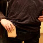 un pensionar din arad a ramas fara 4 500 de lei dupa ce a fost imbratisat pe strada de un necunoscut ce a urmat 69bd0ae780e64