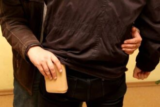 un pensionar din arad a ramas fara 4 500 de lei dupa ce a fost imbratisat pe strada de un necunoscut ce a urmat 69bd0ae780e64