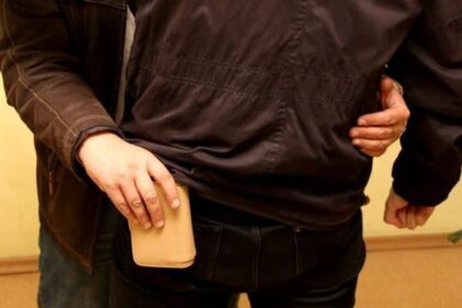 un pensionar din arad a ramas fara 4 500 de lei dupa ce a fost imbratisat pe strada de un necunoscut ce a urmat 69bd0ae780e64