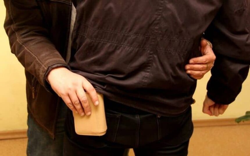 un pensionar din arad a ramas fara 4 500 de lei dupa ce a fost imbratisat pe strada de un necunoscut ce a urmat 69bd0ae780e64