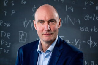 un profesor doctor honoris causa la uaic implicat in dosarele epstein cu 4 000 de mentiuni asociatiile civice cer retragerea titlului 69b1336dba68b