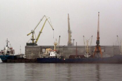 un remorcher cu 5 persoane la bord s a scufundat in portul midia salvatorii intervin la fata locului 69ba60f5941fc