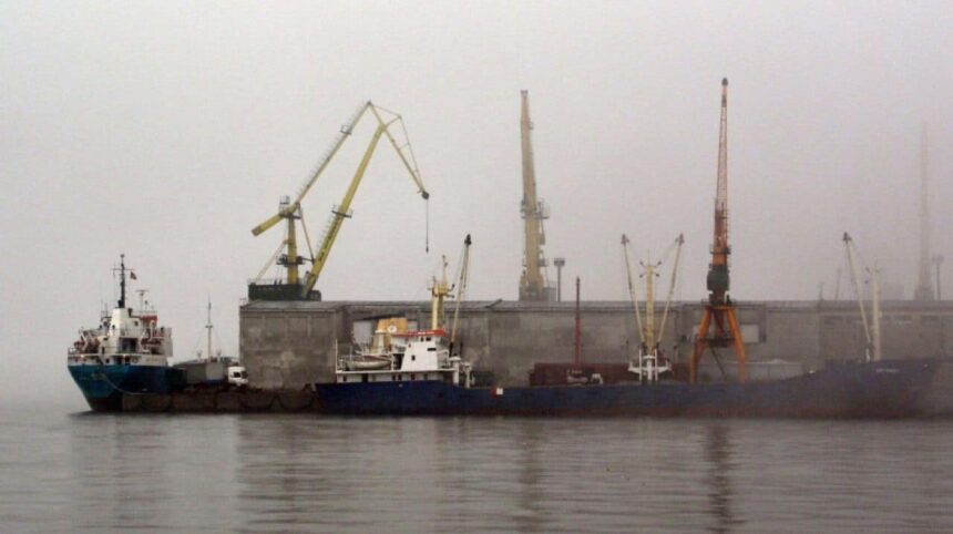 un remorcher cu 5 persoane la bord s a scufundat in portul midia salvatorii intervin la fata locului 69ba60f5941fc