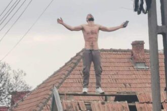 un tanar din bacau aflat sub influenta alcoolului s a urcat pe o casa si a aruncat cu tigle catre politisti video 69c50911db84e