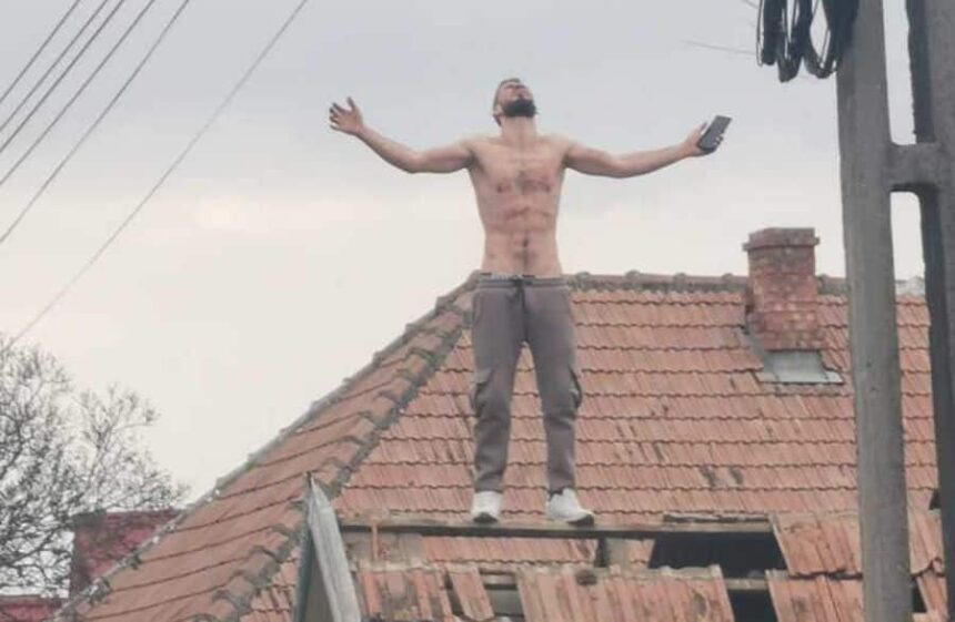 un tanar din bacau aflat sub influenta alcoolului s a urcat pe o casa si a aruncat cu tigle catre politisti video 69c50911db84e