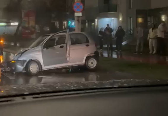 video accident in nicolina aproape de miezul noptii un matiz a ajuns in afara drumului 69c8c7ad0f620