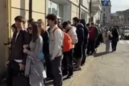 video adevarata isterie la iasi dupa ce un fast food a anuntat ca da shaorma gratis timp de 10 ore coada se intinde pe sute de metri 69b2dccf679cd