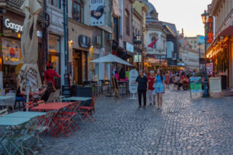 video cat costa o zi in bucuresti pentru un turist transport mancare si distractie in capitala 69c041ebc5129