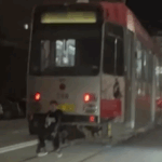 video copil surprins in spatele unui tramvai in mers pe traseul 5 din iasi 69bd10dd0a958