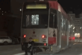 video copil surprins in spatele unui tramvai in mers pe traseul 5 din iasi 69bd10dd0a958