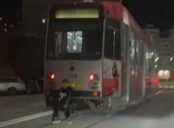 video copil surprins in spatele unui tramvai in mers pe traseul 5 din iasi 69bd10dd0a958