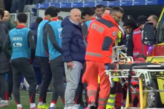 video momente de panica la meciul turciei selectionerul turc s a prabusit pe teren el a fost transportat la spital 69cc2f94af528